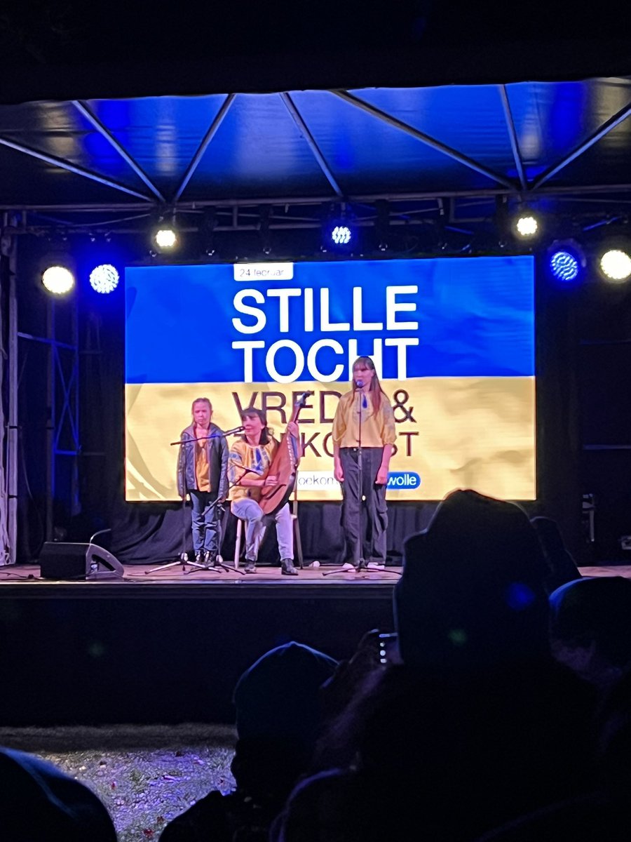 phsnijders's tweet image. Samen met vele Zwollenaren en andere belangstellenden meegelopen met stille tocht Vrede&amp;amp;Toekomst. Één jaar na de inval van Rusland in Oekraine. Daarna Indrukwekkend podiumprogramma met aandacht voor menselijke verhalen met hun pijn en verdriet. #zwolle blijft solidair!