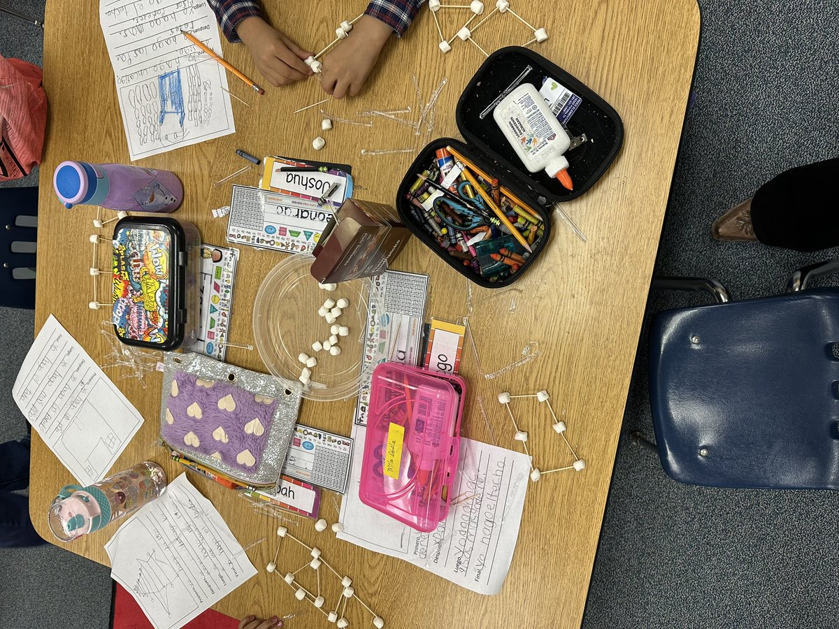 msangiereyes's tweet photo. Afterwards, students started the design process by creating shapes. @ReesStars @LoveSciTech @AliefTech #DLDay #ReesDigiDay https://t.co/O9RqBzxqIH
