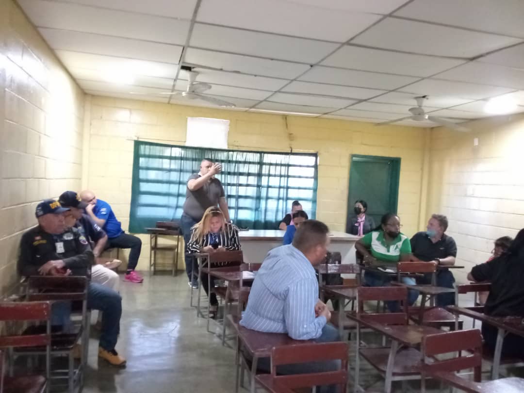 IdennaZulia's tweet photo. Equipo multidisciplinario de @IdennaZulia participó en la asamblea de padres, madres y representantes de los estudiantes de la U.E. "Liceo Adventista" para presentar los "Programas de Protección y Prevención" del #EnteRector en #SanFrancisco #Zulia @NicolasMaduro @ConCiliaFlores https://t.co/zIwClkOony