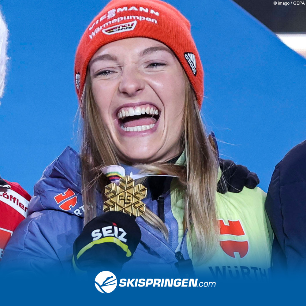 Skijumping's tweet image. #RT @Skispringen: Da ist das Ding! 🥇 Katharina #Althaus 🇩🇪 ist Weltmeisterin - und hat heute nach ihrem sensationellen Triumph in #Planica2023 ihre Goldmedaille überreicht bekommen. Silber 🥈 geht an Eva #Pinkelnig 🇦🇹, Bronze 🥉 an Anna Odine #Stroem 🇳…