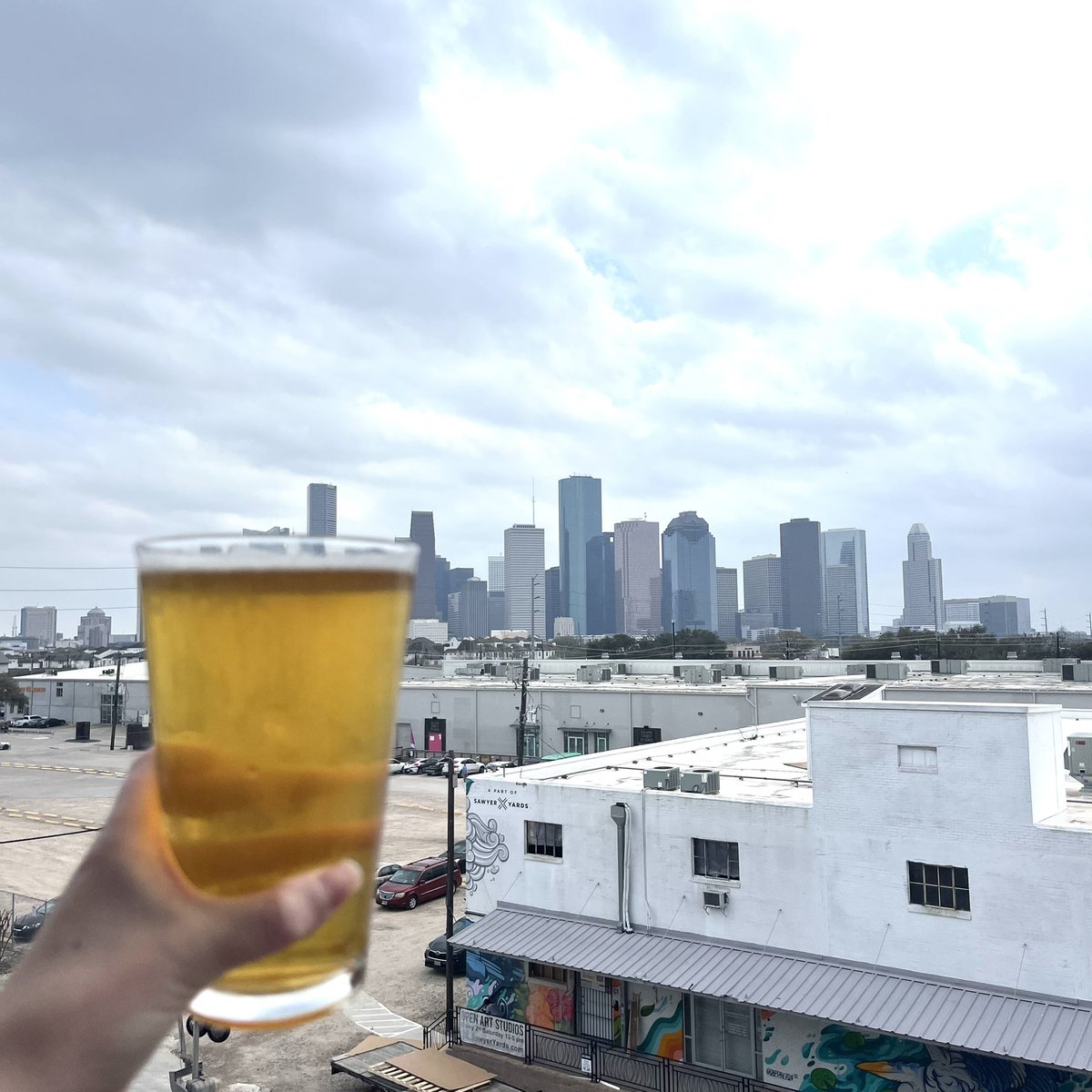Buffbrew's tweet photo. Friday brews & the #buffbrewview! 🍺
#houstontx #houstonskyline #houstonbrewery #craftbeer #buffbrew https://t.co/8Pj6VkgZ8X