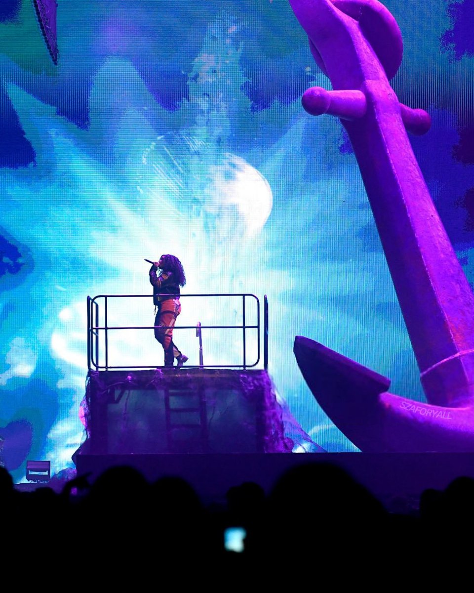 szaforyou's tweet photo. This stage from @SZA's SOS Tour is EVERYTHING. 😍 https://t.co/3iG72JgYiu