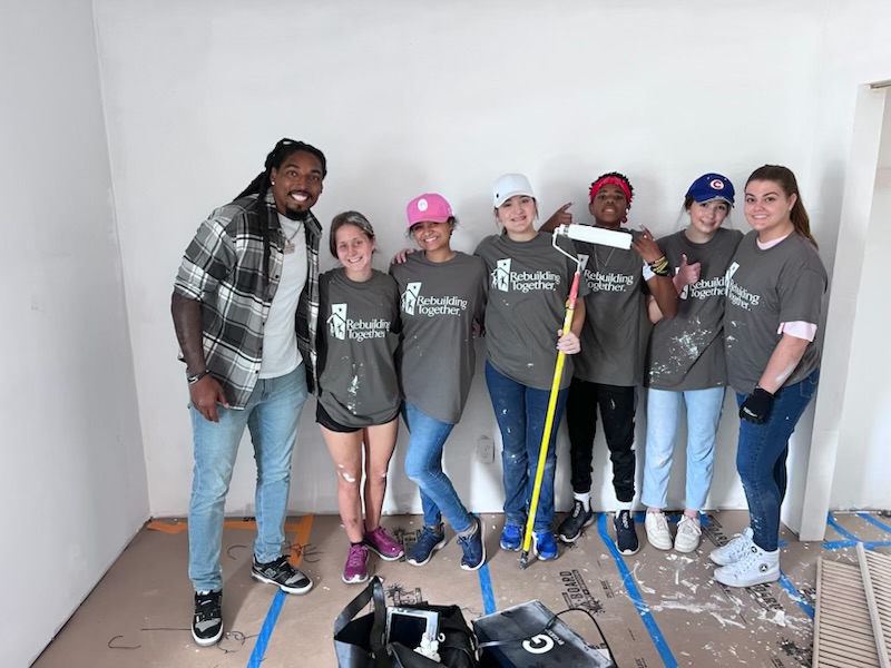 RT_GFL's tweet photo. A special shout out to NFL player Tre Boston and all of our youth volunteers! Tre came to our job site in Fort Myers today to work with volunteers and help repair a home that suffered hurricane damage 🏈🛠️ Find out how you can help us rebuild at https://t.co/zimPw20m6B. https://t.co/mcU5TiYIHn