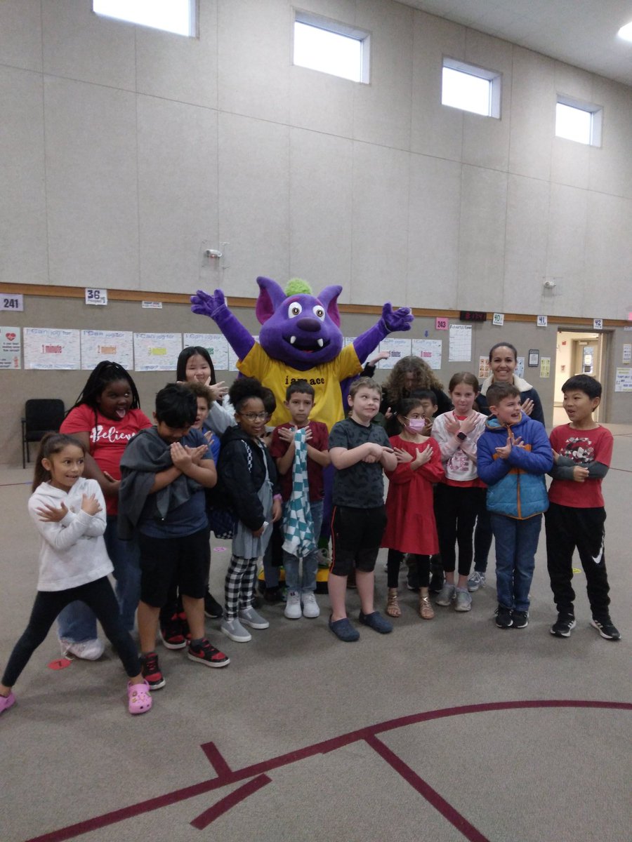 So excited to have the ACC R.B. Bbhoggawact visit our Eagle nest <a href="/GrandviewPYP/">Grandview Hills</a> during our Fly High Friday presentation #GHECommunity #GHEpartnership #GHEService #1LISD #Swoop #StartHereGetThere #ACCRiverbats