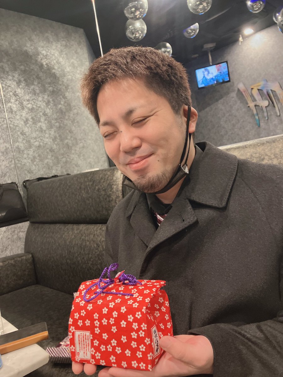 0chanryo0's tweet photo. クスティーがお土産くれた🤤 https://t.co/8NpSAHAW5j