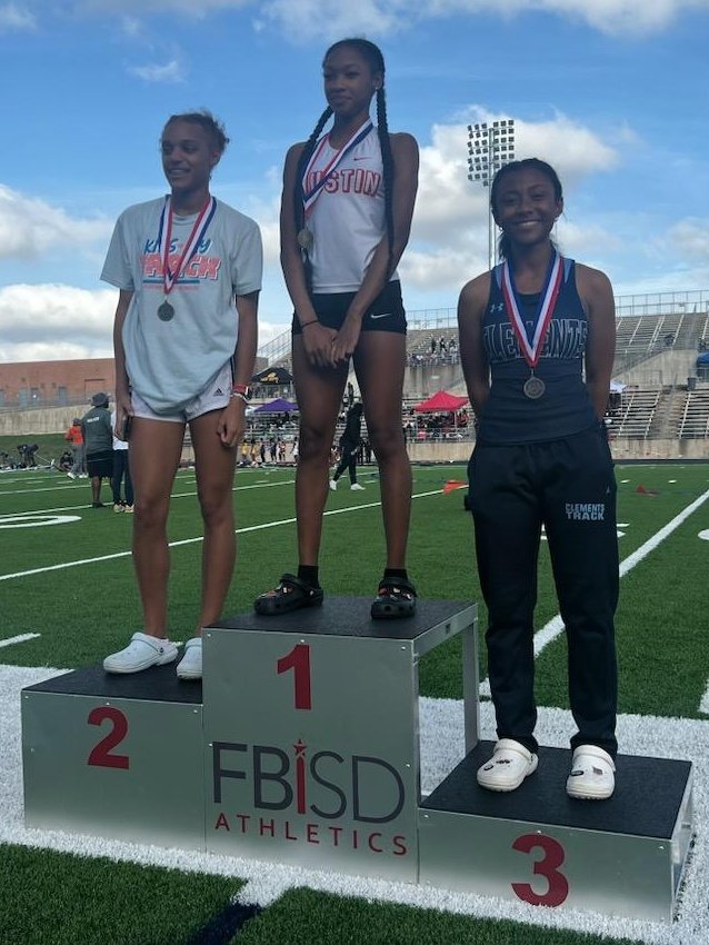 Clements on the podium again, 🥉 for <a href="/jyokwara/">Judith Okwara</a> in the 400m!
#LetsRide #RangerPride #RecruitTheRangers