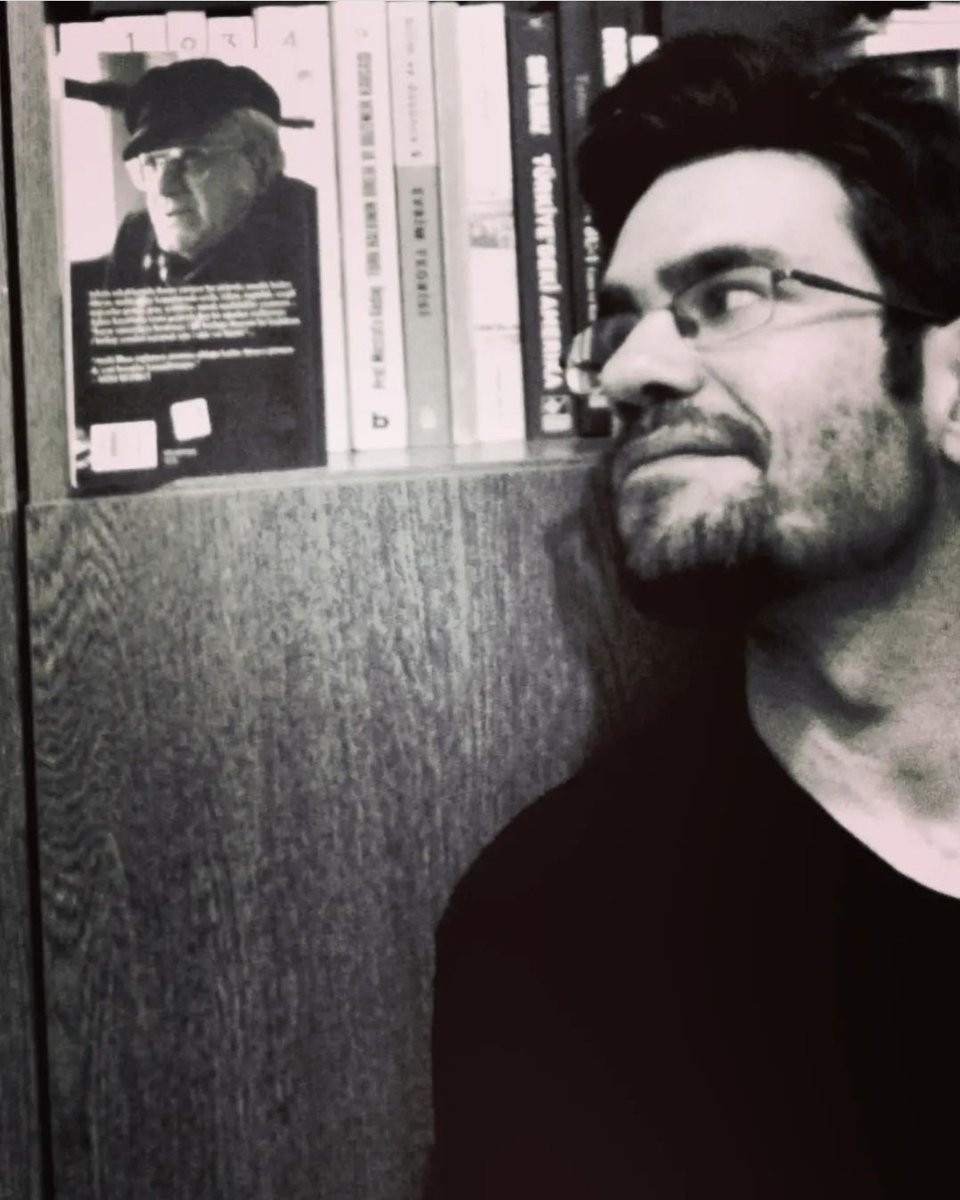 "il y a un enfant qui comprend ce que j'endure,
qui comprend mon chagrin le poison en moi,
il y a un enfant qui comprend qui se consume comme moi,
mes poèmes se brûlent dans sa chambre comme des bougies misérables"

- Attila İlhan -

Oui, je suis cet enfant cher Attila İlhan.