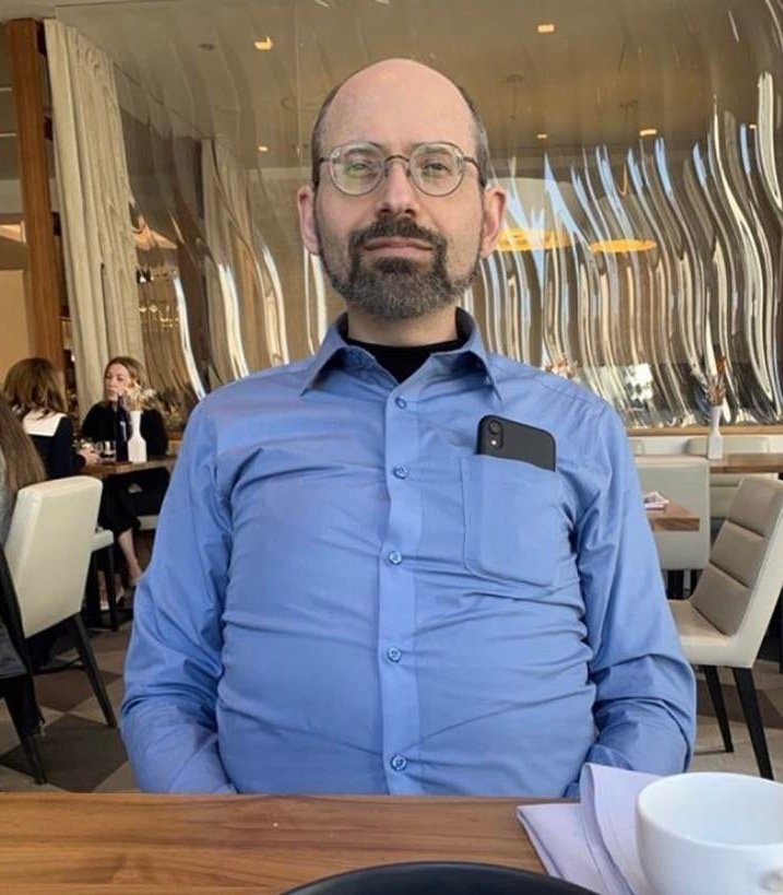 DrEliDavid's tweet image. This expert tells you that eating meat leads to muscle shrinkage, and recommends that you only eat plants. Trust the experts 🤡