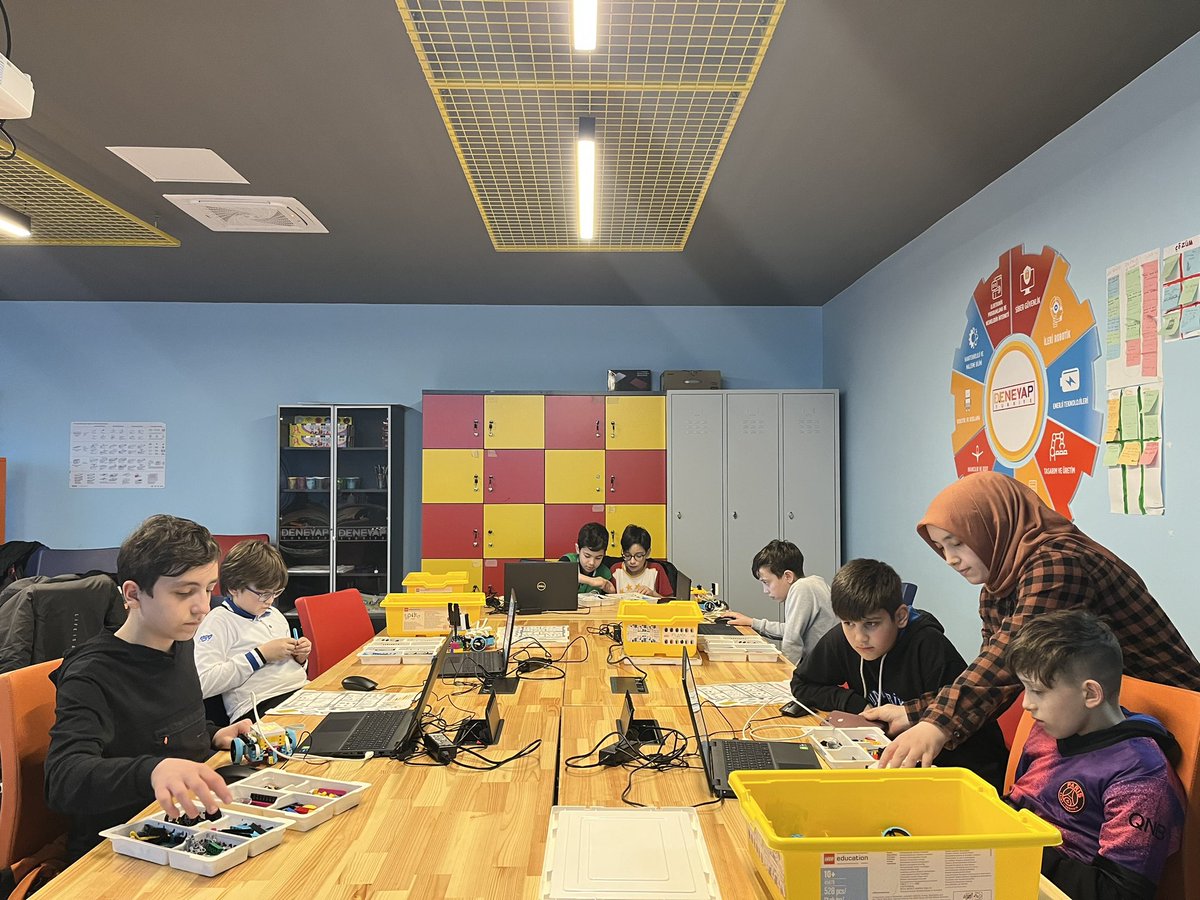 GSB_GiresunGM's tweet image. 📍Giresun Gençlik Merkezi
Meraklı, araştıran ve keşfeden gençlerle #RobotikKodlama Eğitimleri Merkezimizde devam ediyor.🧑🏻💻🤖
#İnovasyonAtölyesi