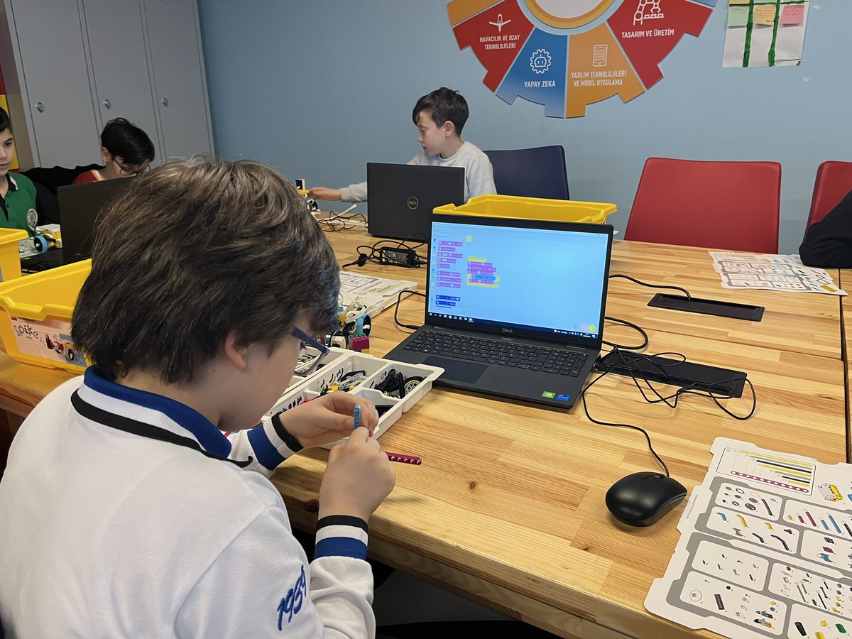 GSB_GiresunGM's tweet image. 📍Giresun Gençlik Merkezi
Meraklı, araştıran ve keşfeden gençlerle #RobotikKodlama Eğitimleri Merkezimizde devam ediyor.🧑🏻💻🤖
#İnovasyonAtölyesi
