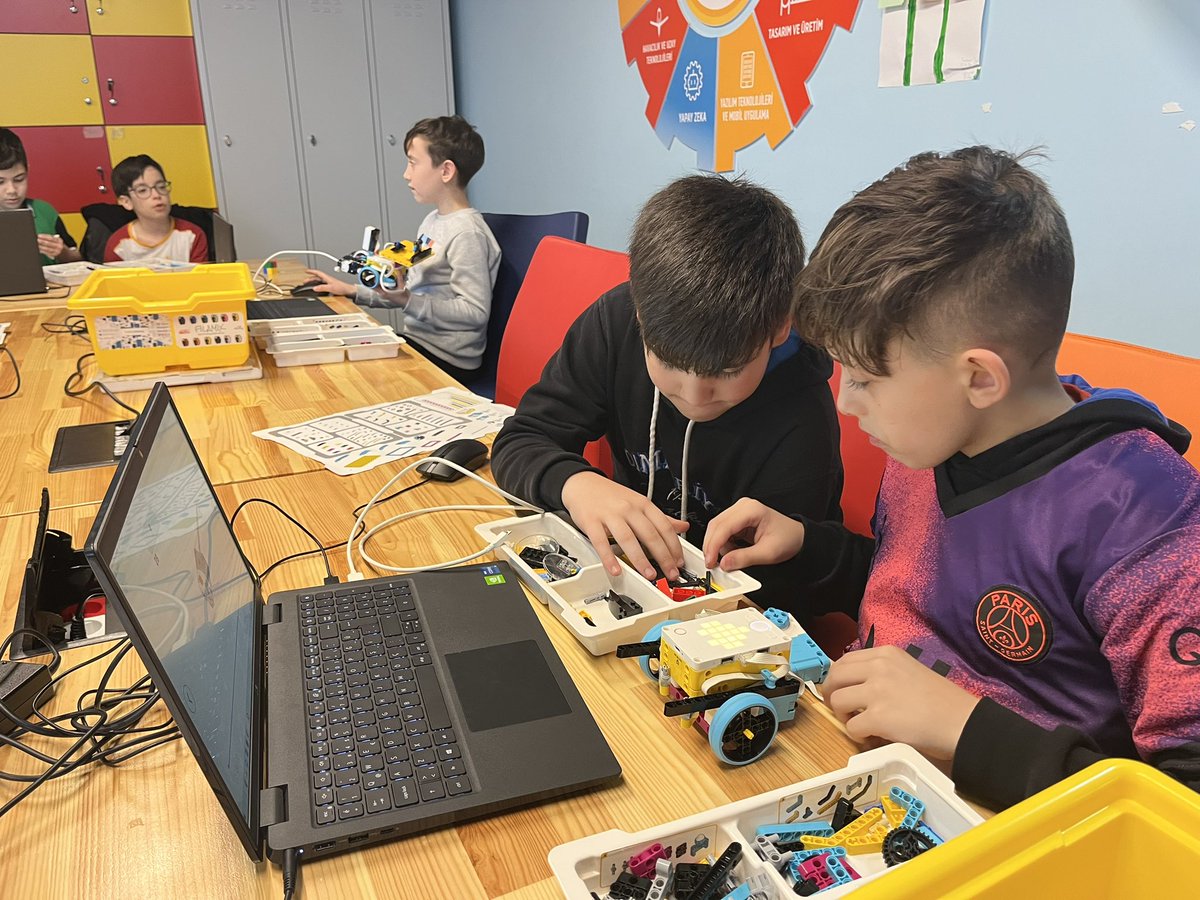GSB_GiresunGM's tweet image. 📍Giresun Gençlik Merkezi
Meraklı, araştıran ve keşfeden gençlerle #RobotikKodlama Eğitimleri Merkezimizde devam ediyor.🧑🏻💻🤖
#İnovasyonAtölyesi