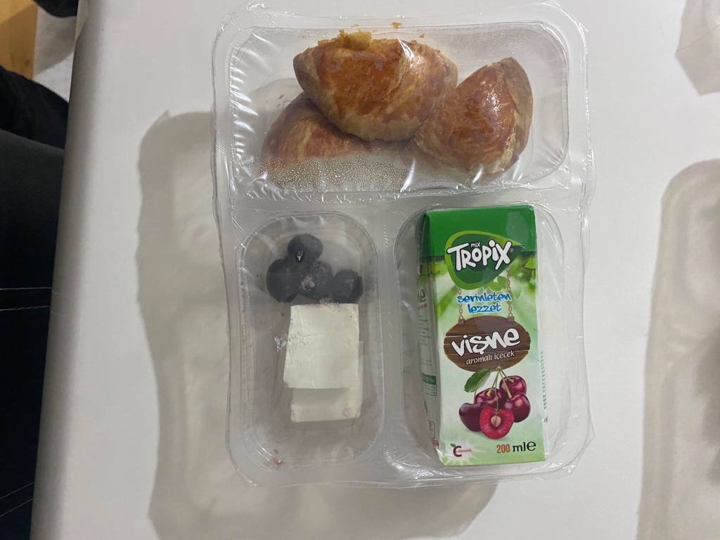 gidadedektifi's tweet photo. Okul öncesi eğitim kurumlarında başlayan ücretsiz yemek uygulamasında verilen yiyecek ve içeceklerin hali bu... Çocuklarımıza bunu mu reva görüyorsunuz?
@tcmeb https://t.co/Ua7cQApyzs