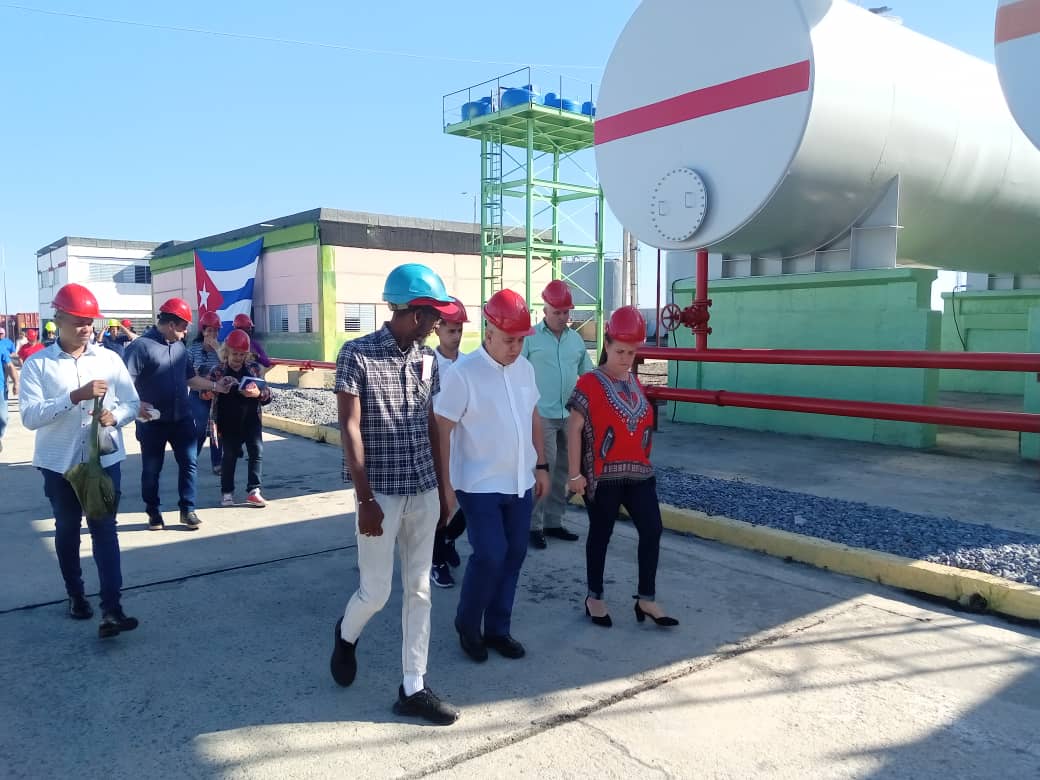 DrRobertoMOjeda's tweet photo. En la mañana los candidatos a diputados de @AsambleaCuba  del municipio #Cienfuegos recorrimos las instalaciones de la UBE Geysel en el territorio y sostuvimos intercambio con sus trabajadores, quienes cada día demuestran con sus resultados, que por #Cuba #MejorEsPosible https://t.co/H397u7pZ23