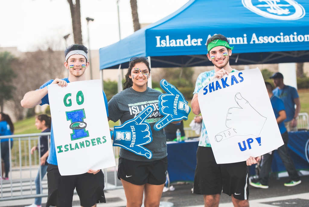 Get down at HOCO tailgate tomorrow at the American Bank Center before the game big game💚⚓️💙⁠
⁠
#tamucc
