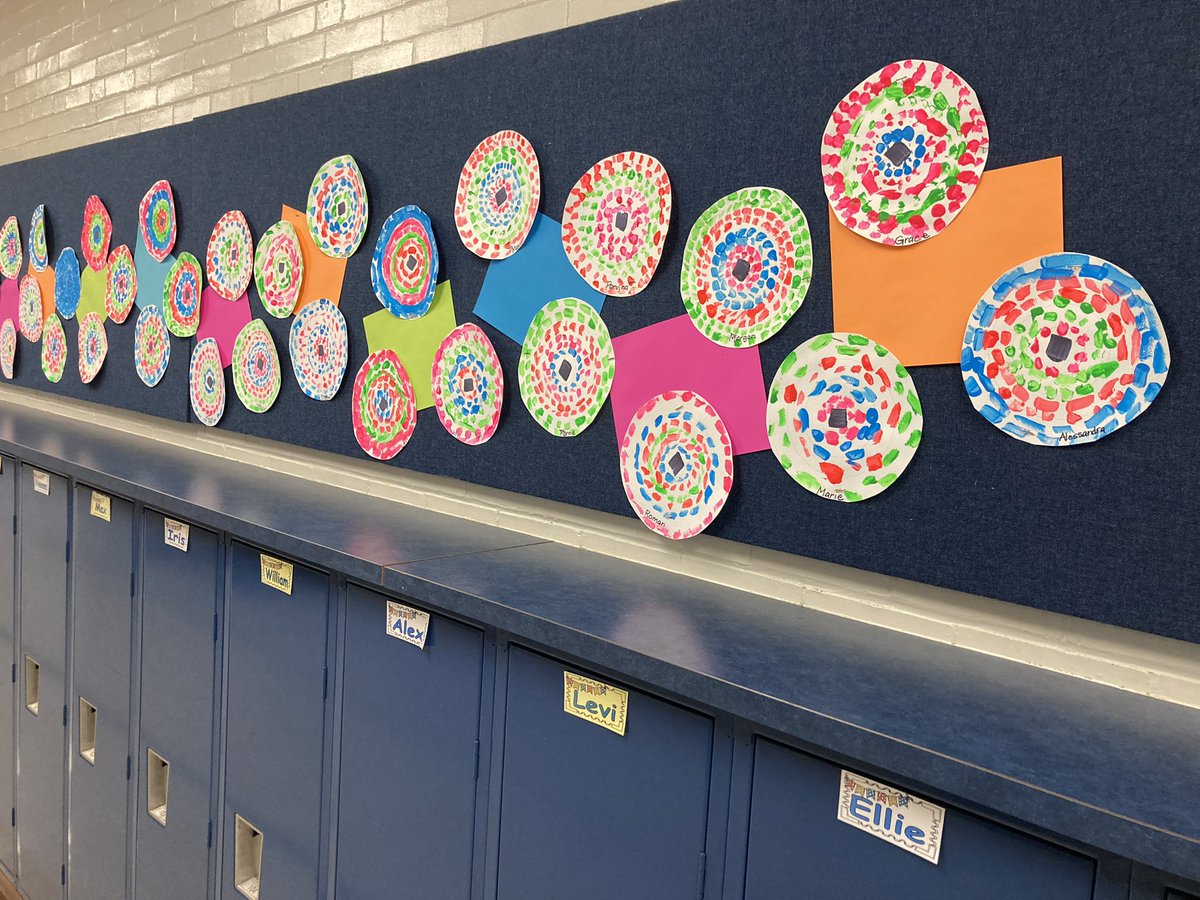 MarkhamK17's tweet photo. PM class painted in the style of teacher &amp; artist Alma Thomas! #makeyourmark https://t.co/XSKDJjUyY0