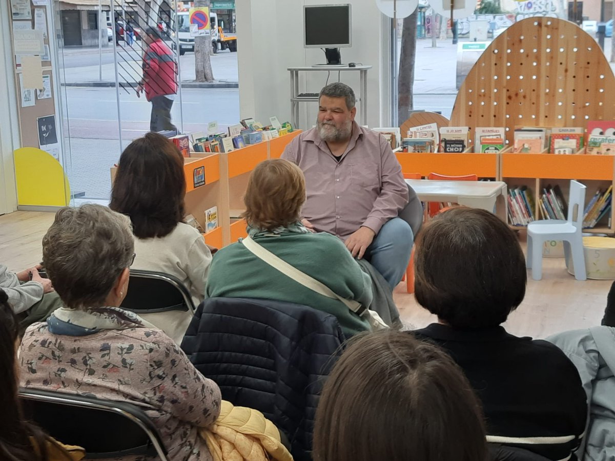 PalmaCultura's tweet photo. 📕Taller de lectura “Matar sense passar pena”
👉🏻Amb l’escriptor i editor, Sebastià Bennasar.
#PalmaCultura #FebrerNegre
@embatllibres @ajuntpalma @toninoguera @tinacodina @MiquelAngelCR @marcosaugust11 https://t.co/MEzVwLwWVb