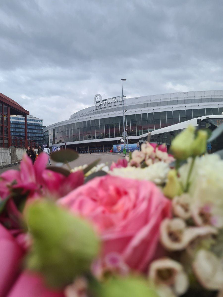 Moc děkuji panu řediteli <a href="/SchaffRob/">Robert Schaffer</a> za dnešní úžasné rozloučení 🙏 Děkuju, milá <a href="/o2arenapraha/">O2 arena</a> a milí kolegové z <a href="/SkupinaPPF/">Skupina PPF</a>. Bylo mi velkou ctí a potěšením. Těším se brzy na viděnou..kdykoliv a kdekoliv ❤️💙