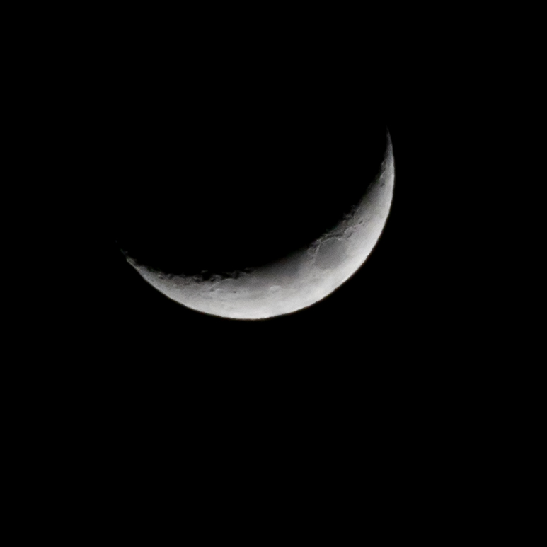 BruceGrembowski's tweet photo. Low-key waxing crescent moon from last night. Or, as @drbecky_ calls it, a #ToenailMoon https://t.co/KyA1qubHH5