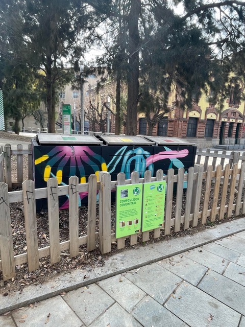 🔊 L’#AulaAmbiental de <a href="/Bcn_CiutatVella/">Districte de Ciutat Vella</a> us proposa una visita al compostador amb el nou pòdcast 'Anem al compostador!'

👂🏼 Escolta’l ja i descobreix-ho tot sobre el compost 👇🏼
🔗 via.bcn/lhGZ50N0q5O

#BCNsostenible #XEAB