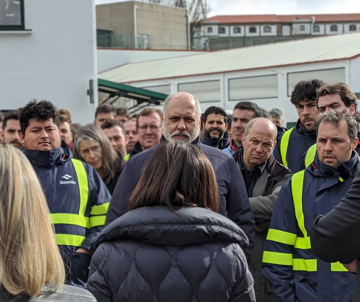 Los obreros de Navantia frente a la ministra de defensa Margarita Robles.

Una imagen estremecedora, la del proletariado que no se arrodilla ante la burguesía imperialista. Sois ejemplo compañeros.