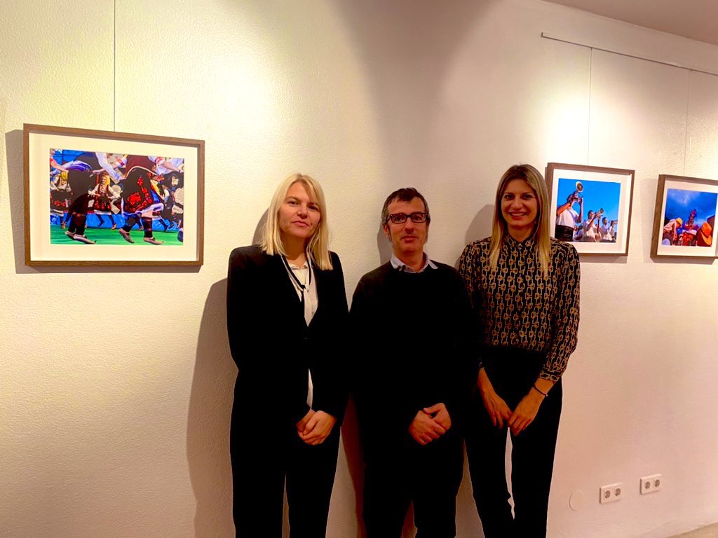 SRBinPortugal's tweet photo. Tivemos o prazer de visitar a exposição de fotografias sobre a Sérvia na livraria "Palavra de viajante" em Lisboa. Falámos com o autor da exposição Rodolfo Contreras sobre a sua visita à Sérvia e as fotografias feitas nesta ocasião. 📷 https://t.co/9ApUfch6BZ