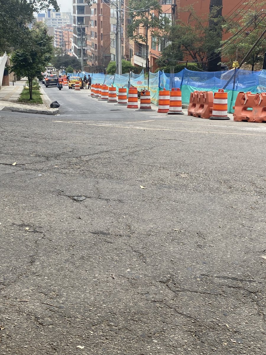 ⁦<a href="/idubogota/">IDU Bogotá</a>⁩ ⁦<a href="/ClaudiaLopez/">Claudia López Hernández</a>⁩
calle 79B entre Carreras 4 y 7. Está en obra comenzó hace dos años  y medio. Ineficiencia total.