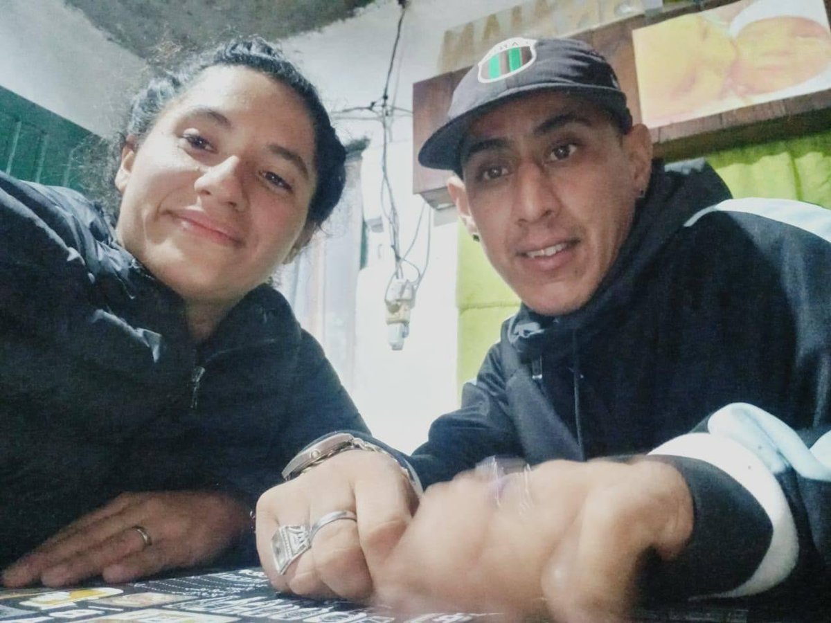 bigbangnw's tweet photo. 🚨 "Le pegó un tiro en la nuca a mamá y se fue": un hombre asesinó a su pareja delante de su hijo de 8 años

⬛️ El femicida se llama Brian Baigorria y continúa prófugo.

(💣 Justicia por Verónica)

https://t.co/3AZYP92Qnw https://t.co/88ahqnxfsm