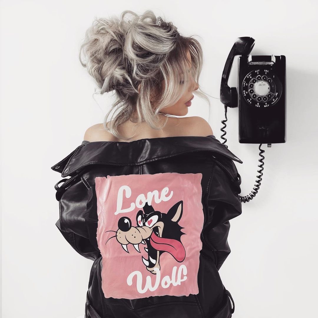 𝐿𝑜𝓃𝑒 𝒲𝑜𝓁𝒻 ⁣
⁣
ˢᵀᴬᴺᴰᴵᴺᴳ ᵂᴵᵀᴴ ᵀᴴᴱ ᶜᴿᴼᵂᴰ ᴵˢ ᴱᴬˢʸ ᴵᵀ ᵀᴬᴷᴱˢ ᶜᴼᵁᴿᴬᴳᴱ ᵀᴼ ˢᵀᴬᴺᴰ ᴬᴸᴼᴺᴱ.