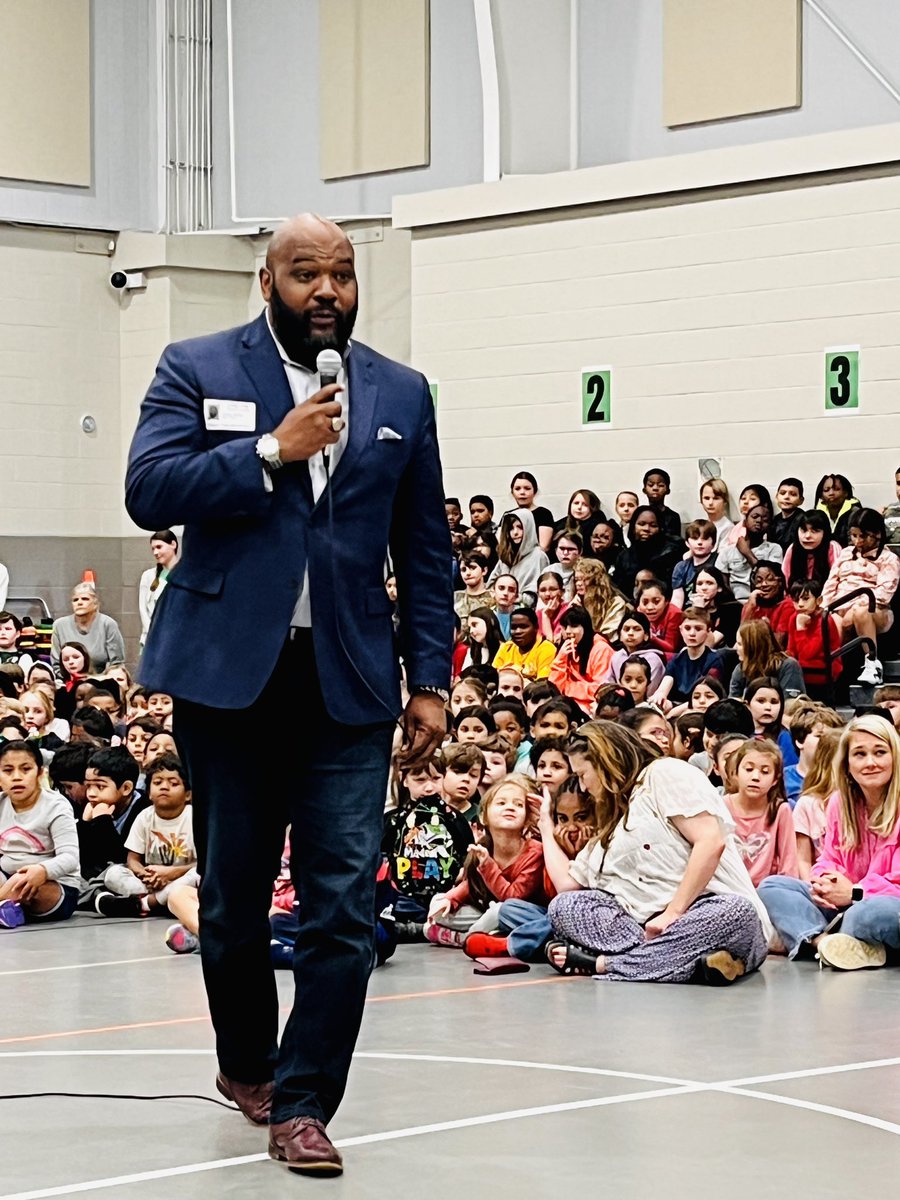 DegaSuper's tweet photo. Ok, I cried. After 30 years of Black History Month programs, motivational speeches, & giving back to 10’s of thousands of students in Alabama, I was asked to encourage & inspire young people at my great niece’s school. Lillian did a wonderful job today- so proud! #GoPelham https://t.co/3MCJYBHKVr