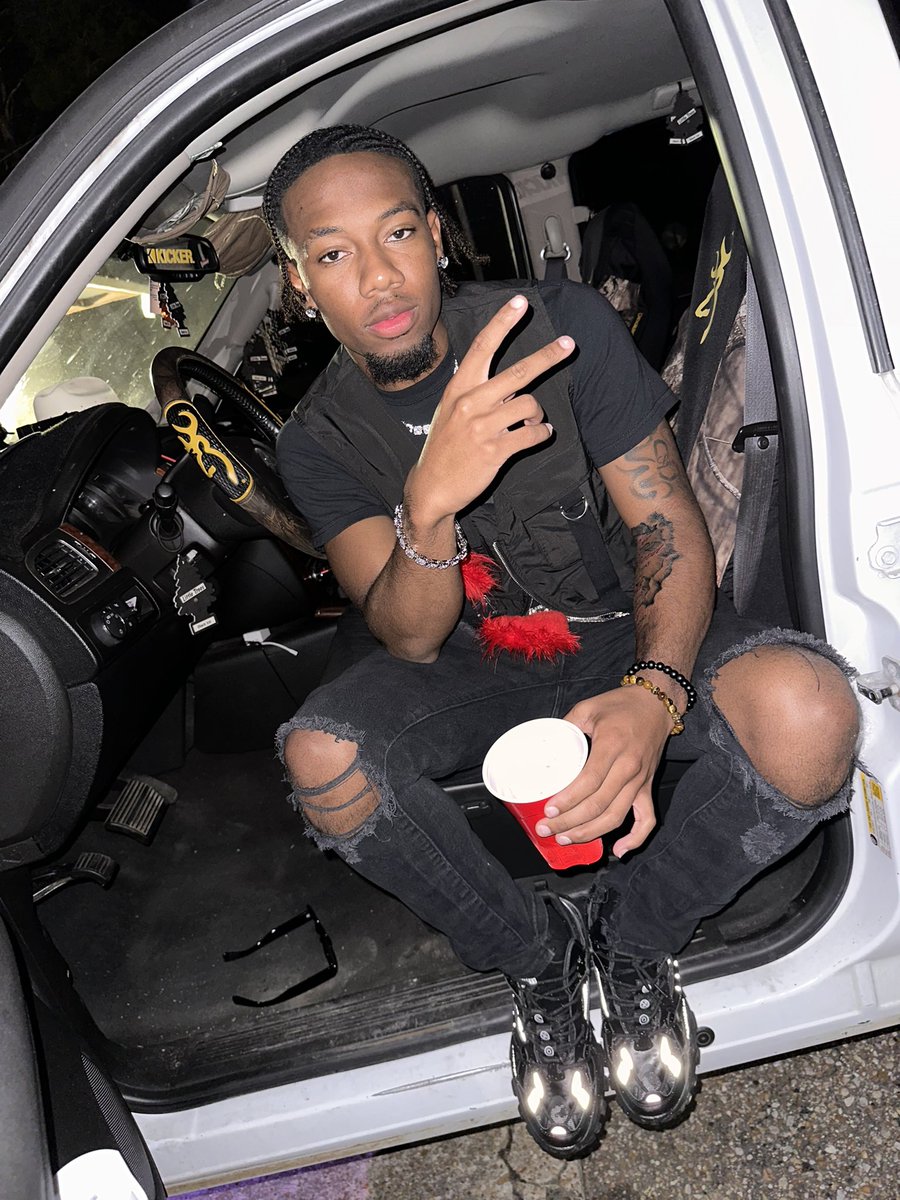 Skinny but my name hold weight😩🖤