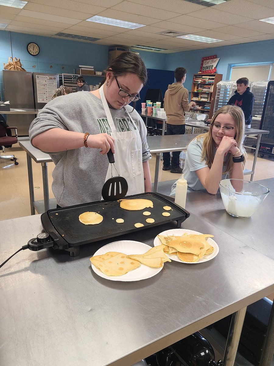 MissALittle27's tweet photo. Set out for a fun, quick bit of pancake art and it turned into an interactive food exhibition! Sometimes it's to play with your food! 🥞🥞 #redbud132 https://t.co/ORY30g9EqW