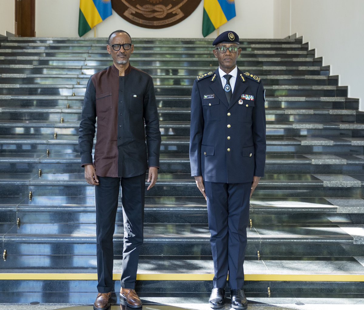 UrugwiroVillage's tweet photo. “All our leaders should also understand their duties. They should understand the responsibilities we have related to security, justice, development, all of which are important.” President Kagame | Swearing-in of IGP and Deputy IGP. For more photos https://t.co/pdEOsCvi57 https://t.co/WqtNUt4wcL