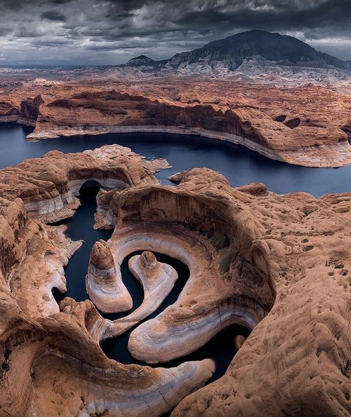 Wow, speaking about gorge-eous. Dit is Reflection Canyon in Utah. Je ziet duideljk dat hier een draak neergestort is. Of misschien is het wel gestage ophef over miljoenen jaren, waardoor de Colorado zich insneed in de Navajo sandstone en de rivierbochten niet meer af kon snijden.
