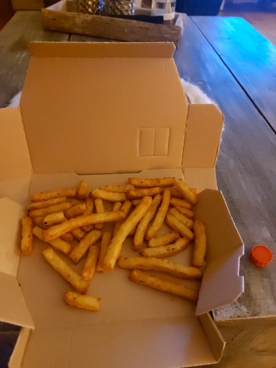 Oeps ⁦<a href="/dominospizzanl/">Domino's Nederland</a>⁩ #Zuidlaren hier wordt je niet blij van voor 3,99 toch? #verbeterpuntje