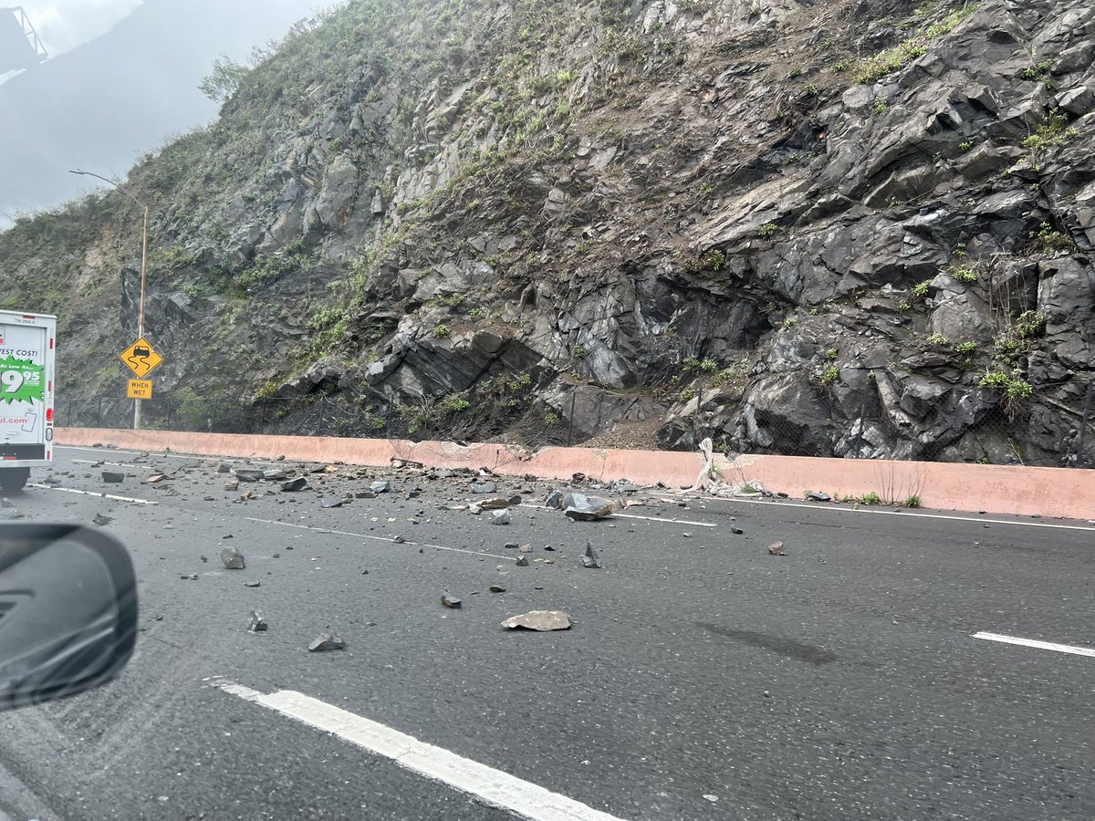 jlev707's tweet photo. #Rockslide on #101S before the Golden Gate https://t.co/8BQ7lLMEDw