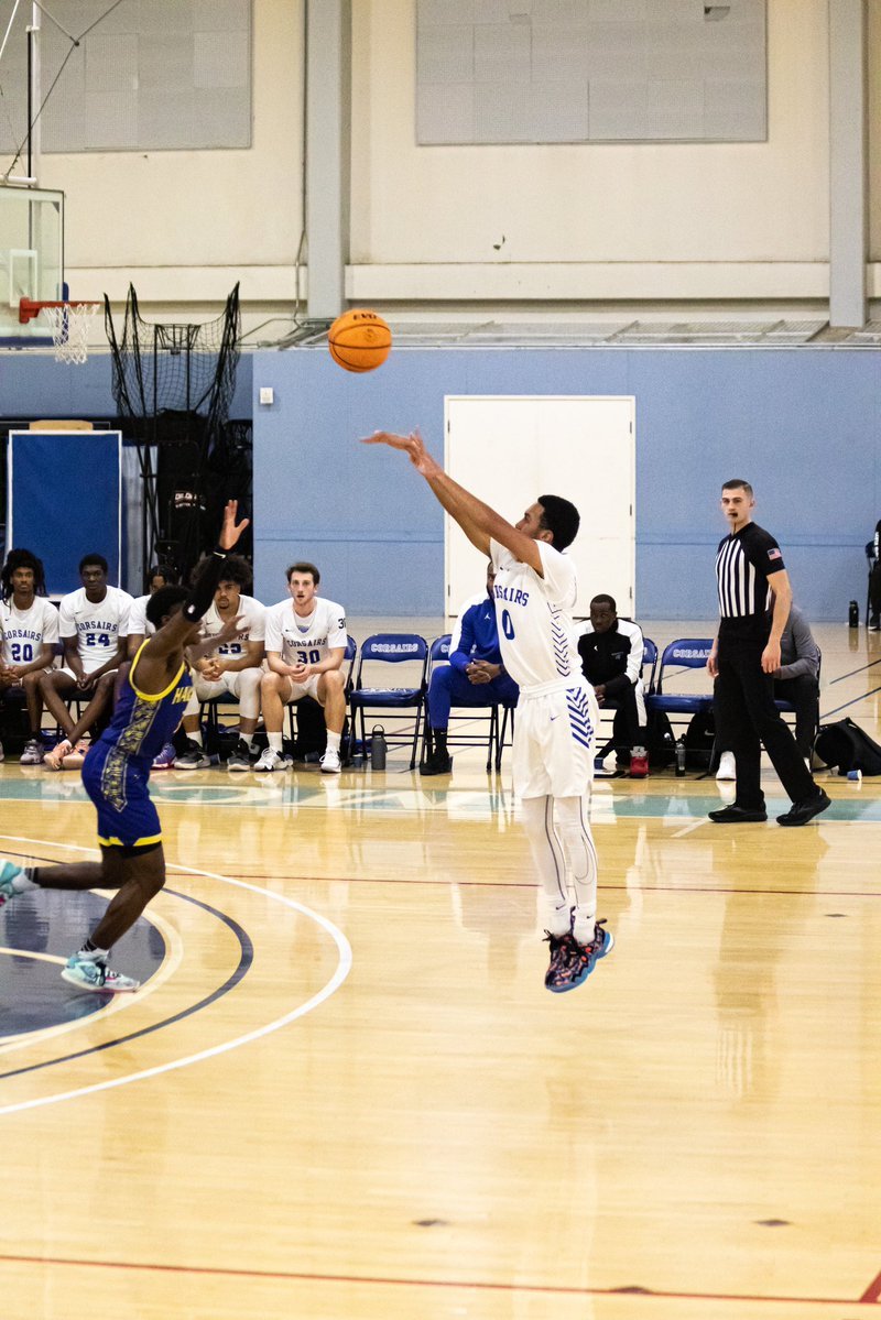 CoachThomas25's tweet photo. Congrats to @SantaMonicaMBB 5-11 Soph PG 
@ChiantiJr for making Western State Conference South Honorable Mention. Chianti averaged 13.4p, 3.7r, 1.9a, 0.7s, 39.8% 3FG, 89.5% FT in conference  #HoopAndShip (📸 cred: @jaetookit) 
@sgnlthelgthoops @jerrydmullen @hillcrest_prep https://t.co/hlhNupyuk2