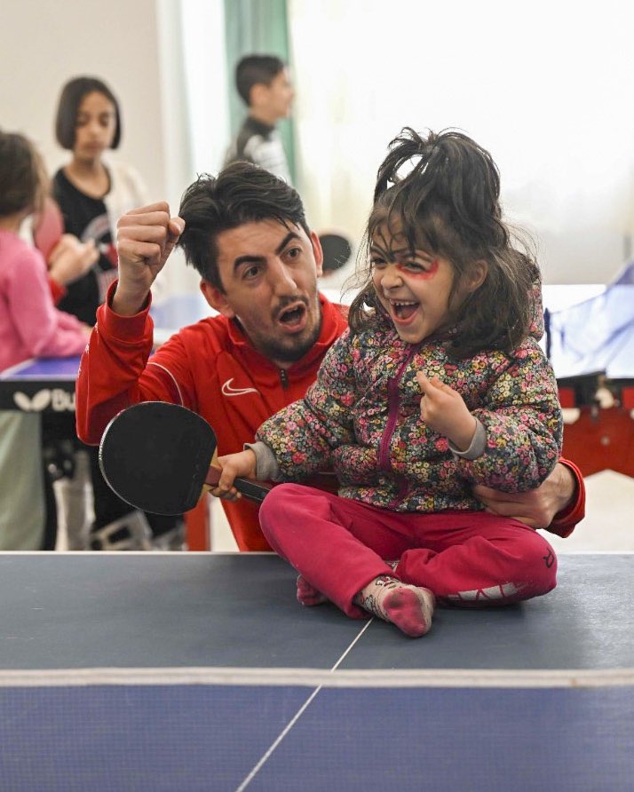 Bugün, GSB Çubuk Yurdu’nda kalan depremzede çocuklarımızla bir araya gelerek bu zor zamanlarda onların güzel yüreklerine dokunmak istedik.

Bu zor günlerde yaralarımızı hep birlikte saracağız. Biz, hep birlikte çok mutluyuz ve çok güçlüyüz.. Çünkü biz Türkiye’yiz!
