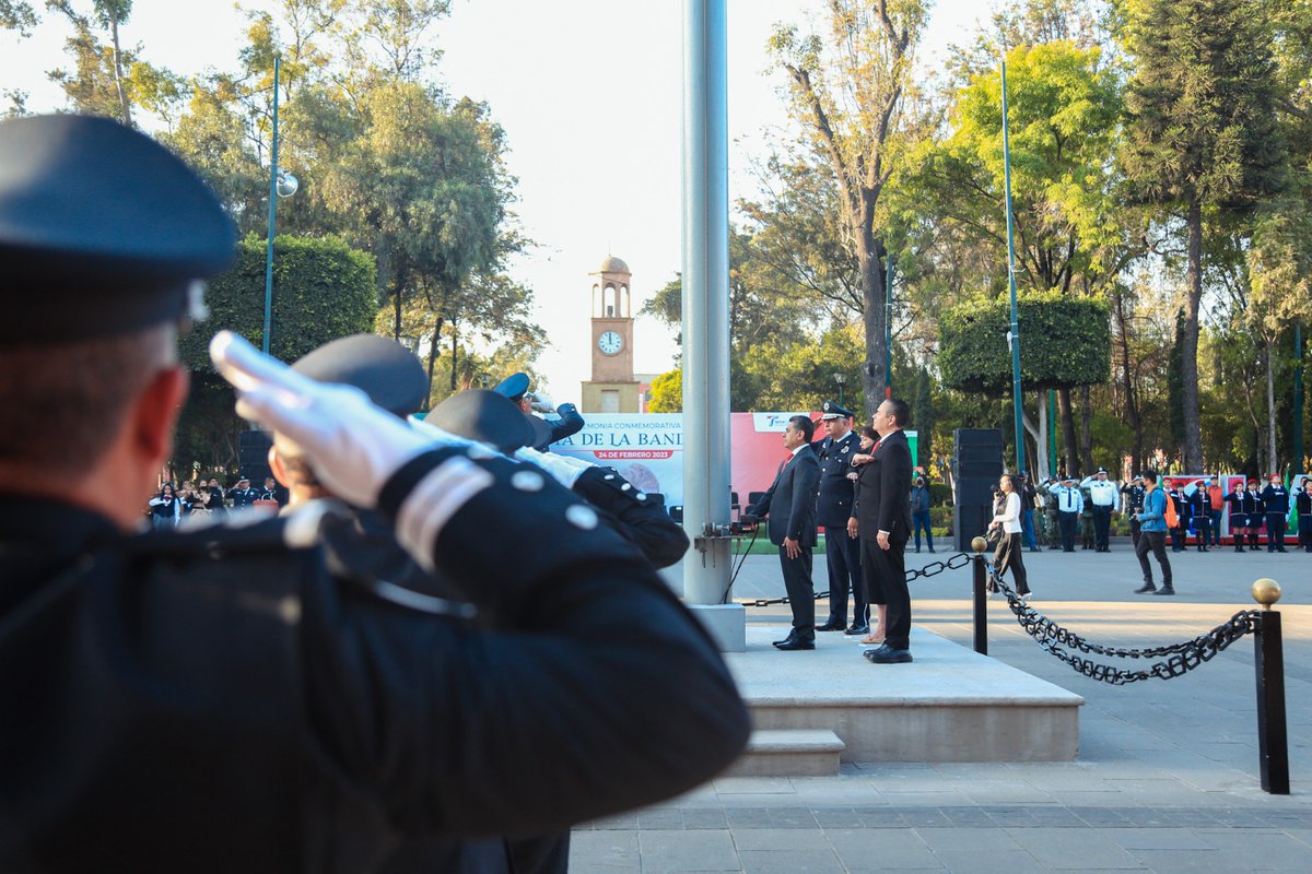 Con orgullo nacional, hoy en #Tlalnepantla conmemoramos el #DíaDeLaBandera, ícono que genera identidad nacional a las y los mexicanos.

#NuevoGobiernoNuevasIdeas