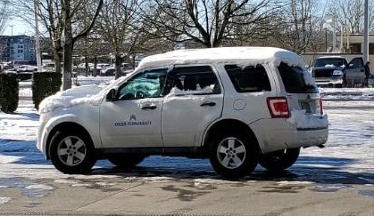 ScarceSam's tweet photo. Pedestrians and small cars be damned, this @KPNorthwest worker doesn't not have time for safety. Sweeping snow of the hood takes valuable minutes! https://t.co/5BfTh6U82C