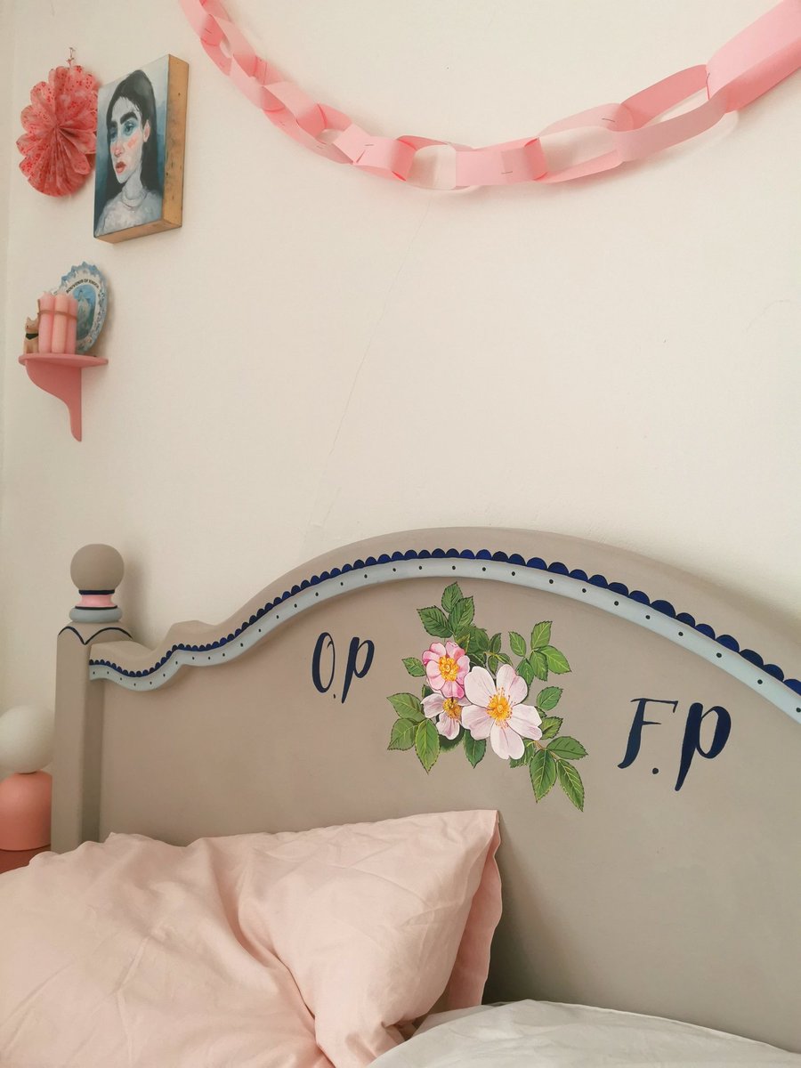 When both kids nap at the same time 🙌 Managed to do a bit more painting on my bed today!