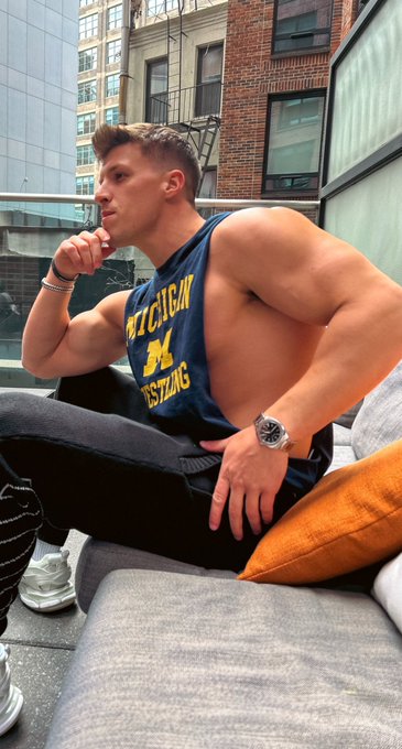 would you hook up with me ? https://t.co/Amo4kxAnOi