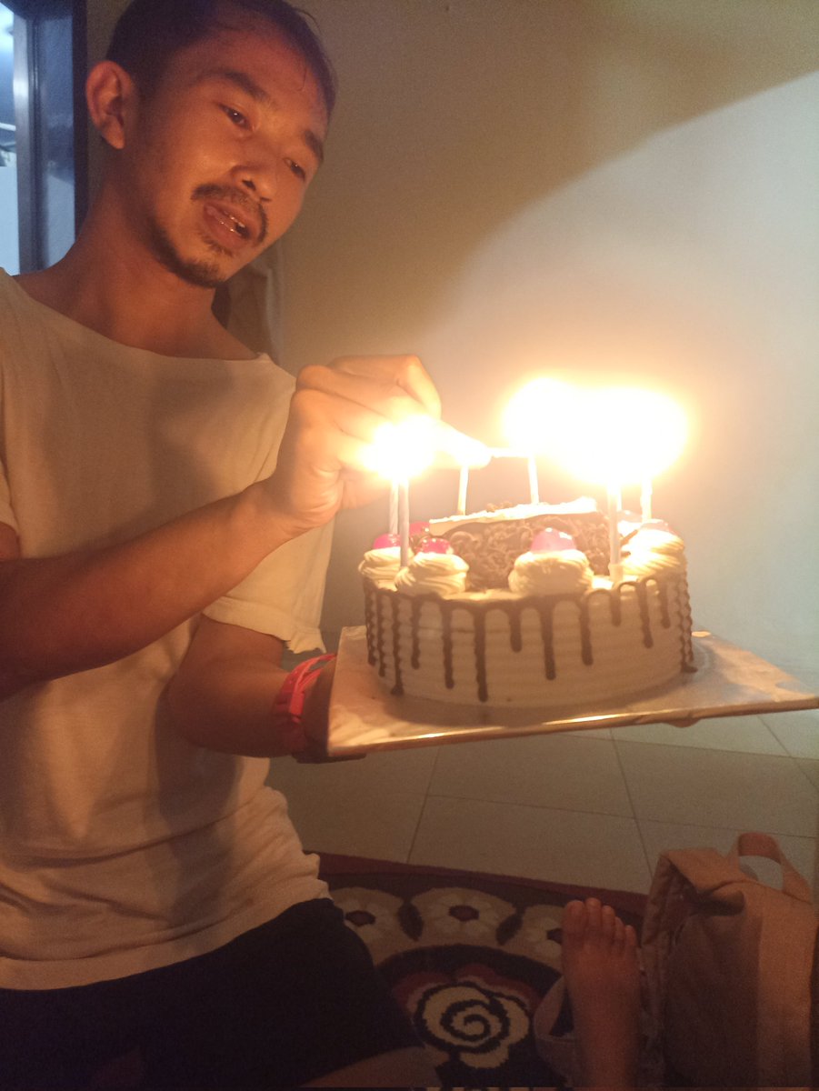 winarizkiani's tweet photo. Makasi papa, sempet2 nya beliin kue. Semoga doa kita cepet terlaksana aamiin🥰😘 https://t.co/hSd28TGDCP