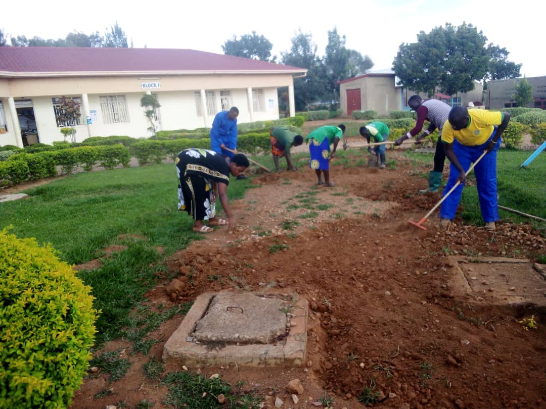 Kuri uyu wa Gatanu, muri #NyamataHospital no mu Bigonderabuzima  byo muri <a href="/BugeseraDistr/">Bugesera District</a>  hakozwe umuganda ngarukakwezi ahibanzwe ku gukora isuku mu byumba by’abarwayi, gusukura no gutunganya ubusitani ndetse no gusibura imiyoboro itwara amazi y'imvura ava ku nyubako n'ahandi.