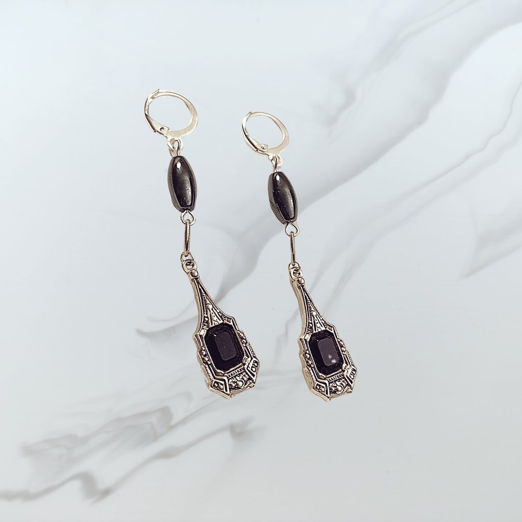 Make a statement with these stylish gothic earrings! Crafted with upcycled materials in black and silver to bring out your inner edginess, the gothic charm adds a touch of power to your look! (£16) 🐈‍⬛

mattblackjewellery.com/products/gothi…

#MHHSBD #CraftBizParty #UKMakers #UKCraftersHour