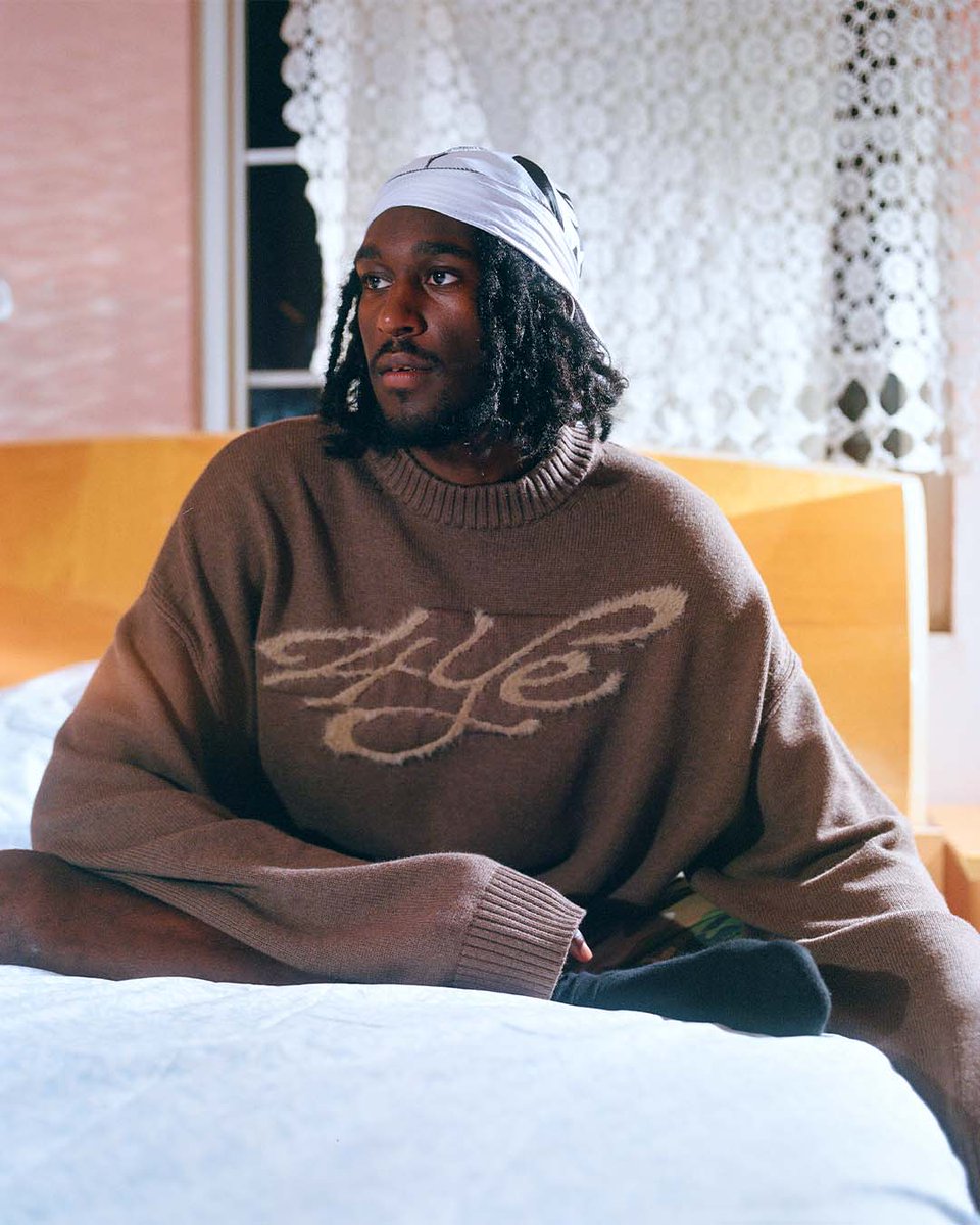 shop4YE's tweet photo. Chase wears the Shaggy Knit Sweater in Size 3
Discover full photo story https://t.co/pbMcAhwbwa
Photography Mikhail Ranklin
Stylist Summer Ruddock-Ellis
#4YE https://t.co/XQ2YmTje1g