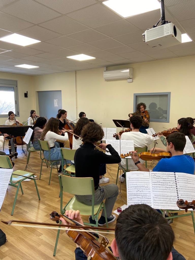 La #professoraESMUC de violí del @EsmucAntiga ALBA ROCA amb l’Orquestra Montsalvatge de l’@IEAOm