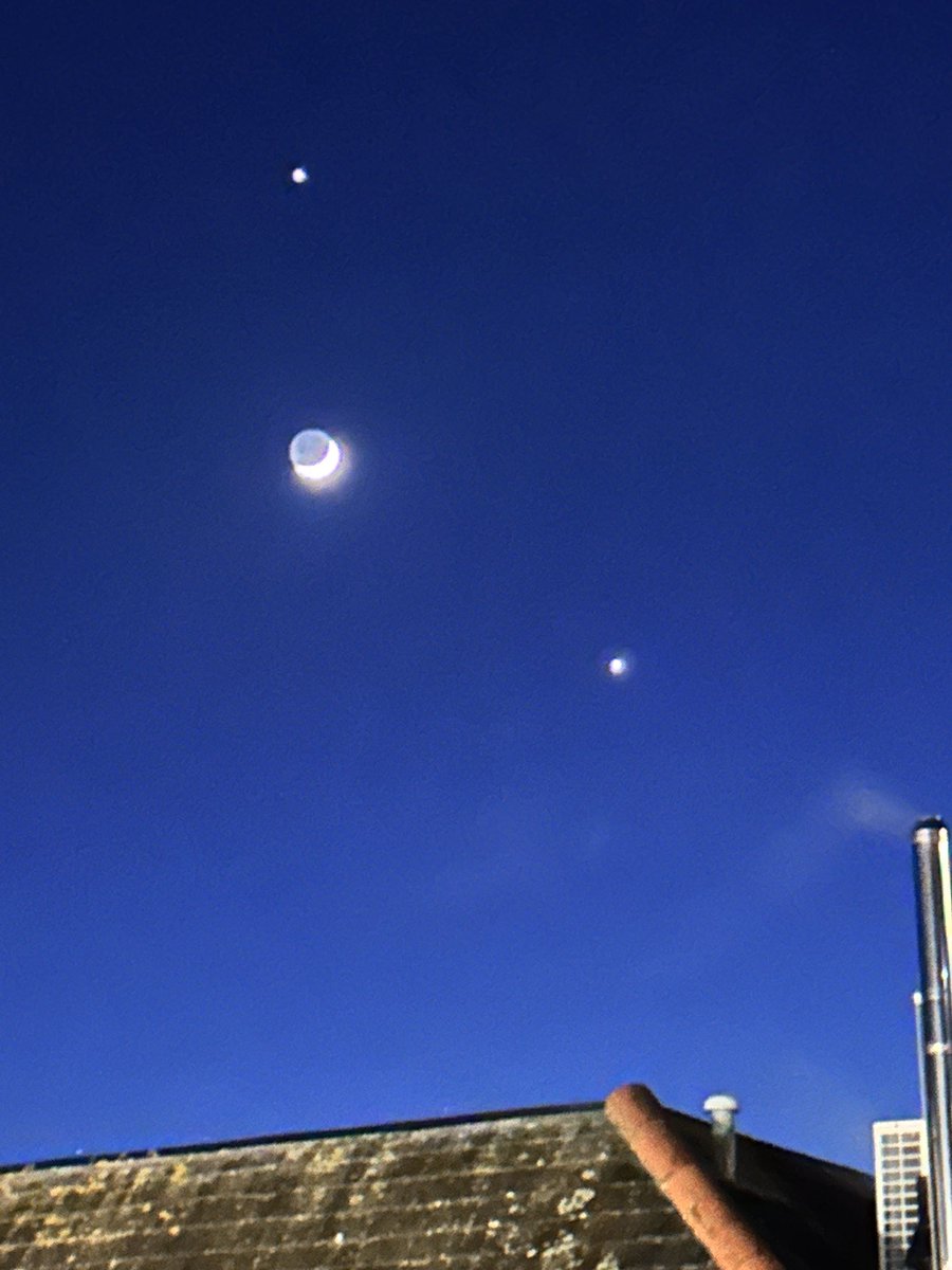 Great view of the moon being flanked by Venus and Jupiter.