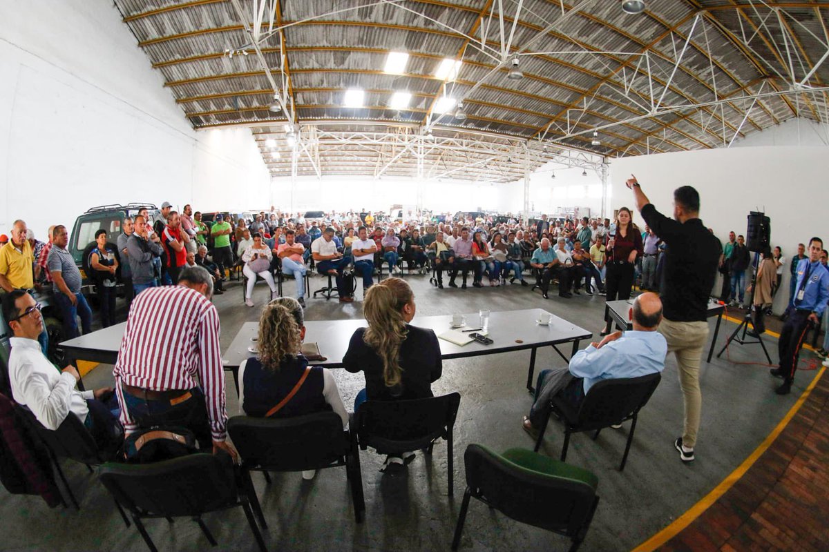 CiudadManizales's tweet photo. #CiudadResponsable✅
👩🏼🌾Con el acompañamiento de @MasoraManizales resolvemos las dudas en temas de avalúo catastral e impuesto Predial de los cafeteros y campesinos pertenecientes al @FNC_Caldas. También se les socializa los canales de atención para brindarles un mejor servicio. https://t.co/XXXWukXZsf