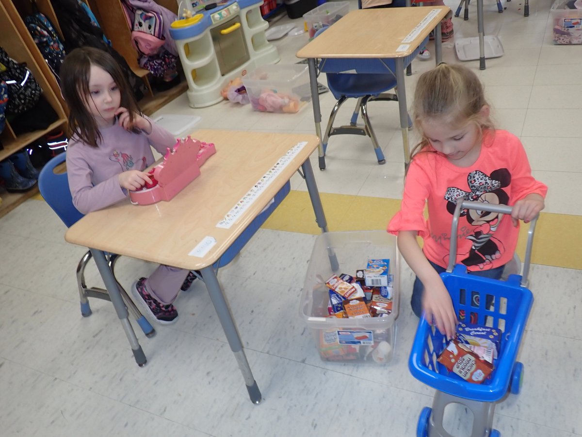 MclayVirginia's tweet photo. We spent the week learning about COMMUNITY HELPERS! Here we are "working" during inside choice time! Future doctors and retail employees! #hdsdpride #hdespride https://t.co/CAZctQfhLh