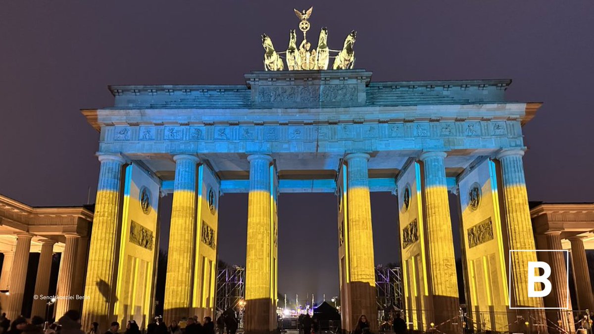 Vor genau einem Jahr begann der russische Angriffskrieg. Berlin steht weiter solidarisch an der Seite der Ukraine. Das Brandenburger Tor erstrahlt heute in den ukrainischen Farben und viele Partnerstädte schließen sich der Berliner Solidaritätsbewegung an. #StandWithUkraine
